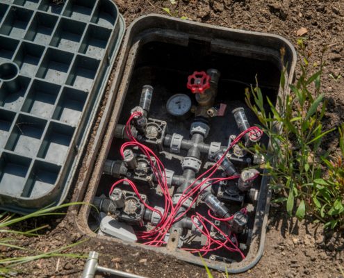 Verteilerkasten für verschiedene Wasserleitungen im Garten