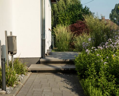 Vorgarten mit üppiger Bepflanzung