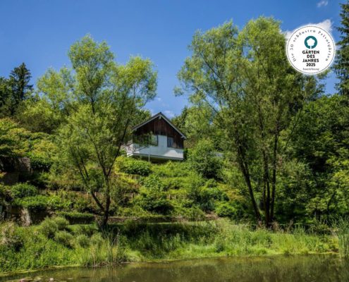 Blick auf einen großen Garten mit einem Höhenunterschied