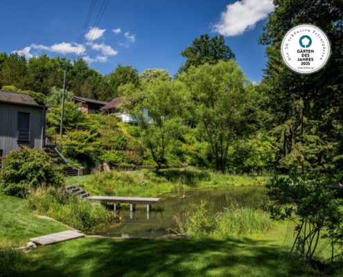 ein großer offener Hanggarten mit einem Teich in der Mitte