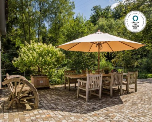 Esstischgruppe auf der gepflasterten Terrasse