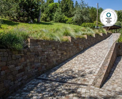 Gehweg und Trockenmauer aus Naturstein mit einem Höhenunterschied