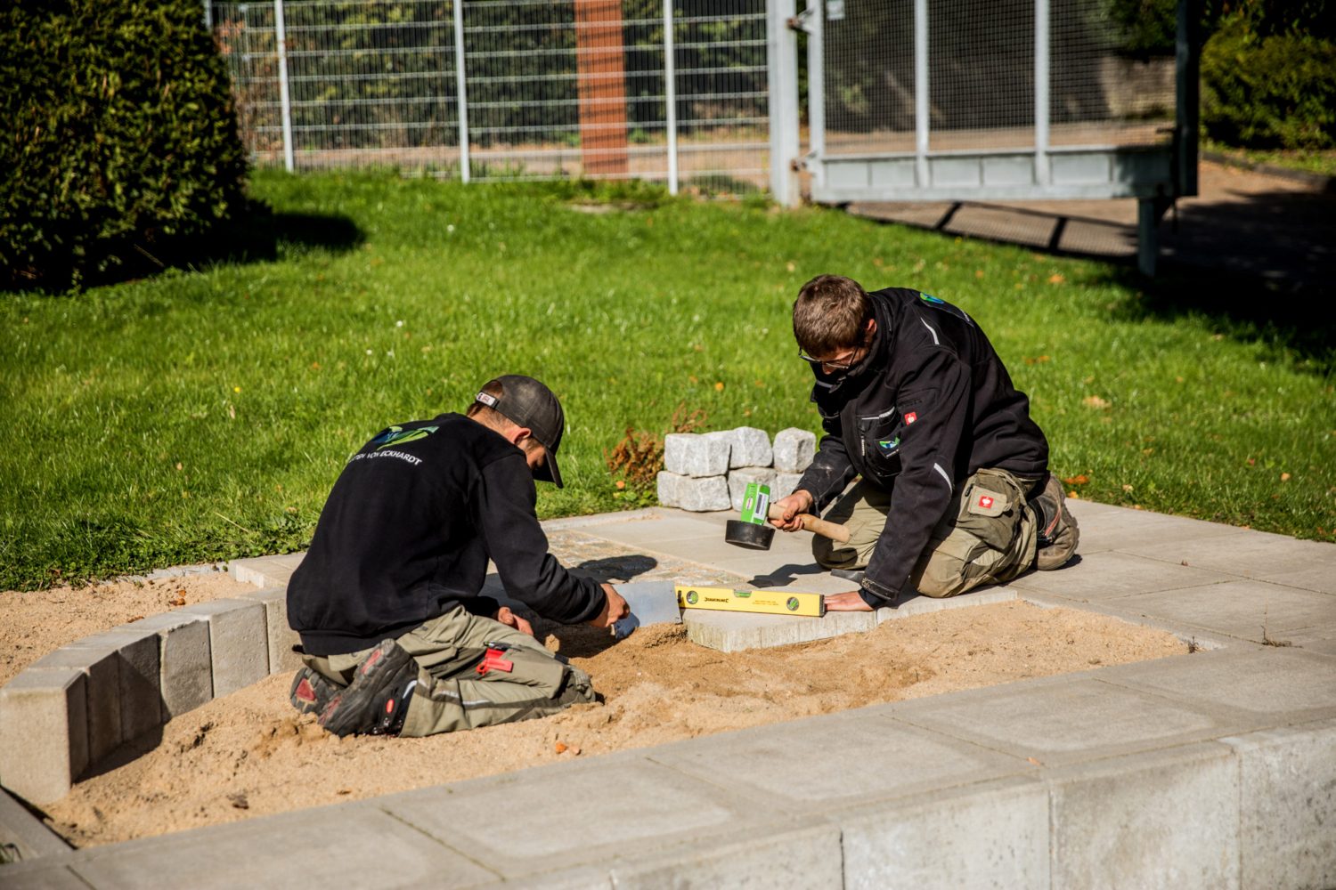 Training der Auszubildender zum Umgang mit Natursteinen