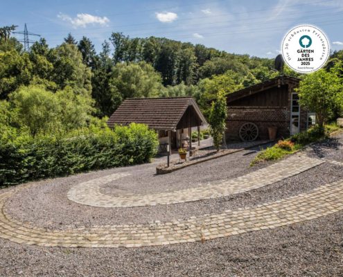 Gepflasterte Einfahrt zum Garten