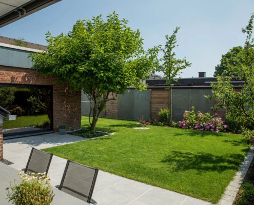 Gartenteilansicht mit Bäumen und Rasenfläche