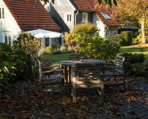 Gartenterrasse im Herbst