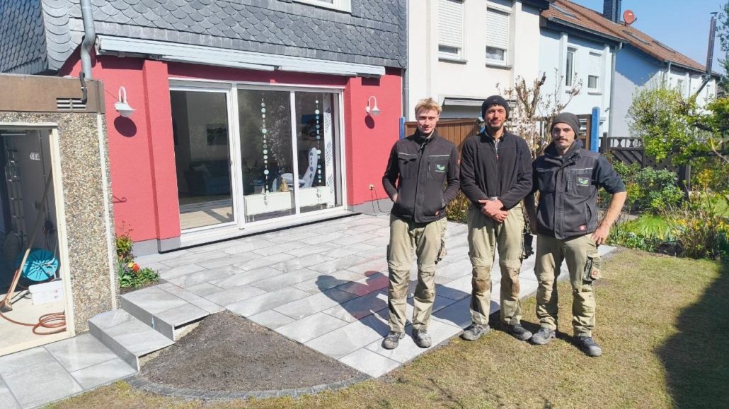 Drei Auszubildende auf der Baustelle
