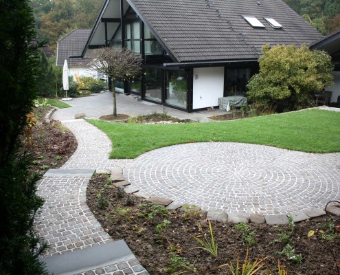 Terrasse mit Pflasterstein gestaltet