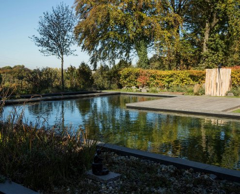 Garten mit Schwimmteich und Gartendusche