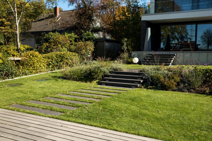 Gartentreppe und Gartenterrasse