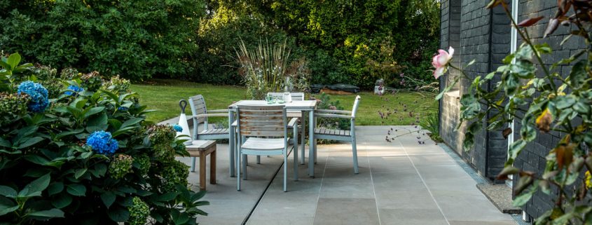NEUGESTALTUNG VON TEILBEREICHEN Gepflasterte Terrasse mit Sitzgruppe
