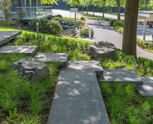 Vorgarten in Hartenfels: Freischwebende Stufen aus Beton-Großformatplatten