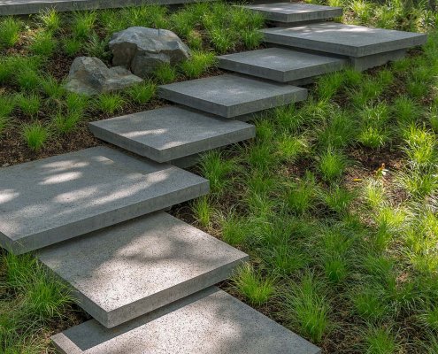 Vorgarten in Hartenfels: Freischwebende Stufen aus Beton-Großformatplatten