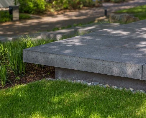 Vorgarten in Hartenfels: Freischwebende Stufen aus Beton-Großformatplatten