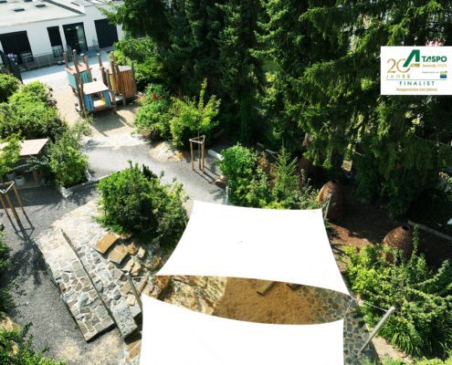 Das Kita-Außengelände mit Naturstein, Totholz und kleinen Felsenhängen