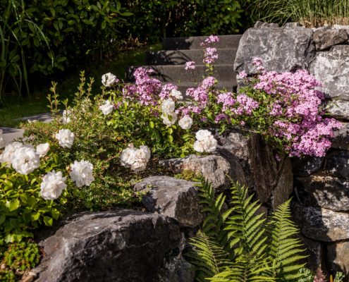 Natursteine und Bepflanzung