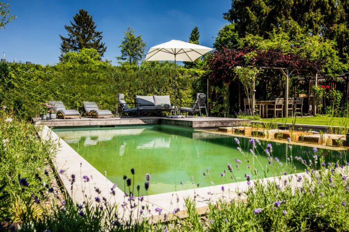 Hausgarten mit Schwimmteich