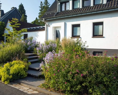 Garten mit bepflanzter Terrasse
