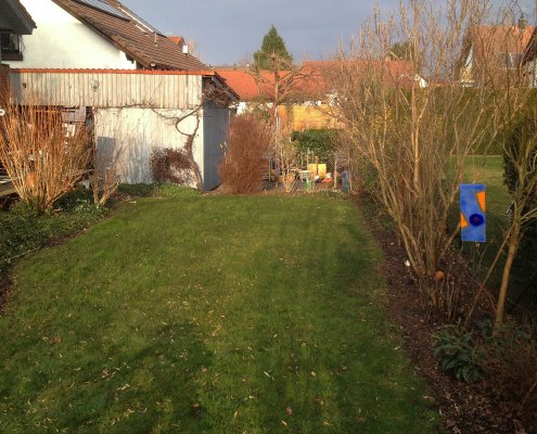 Hausgarten mit Wasserlauf vor der Umgestaltung