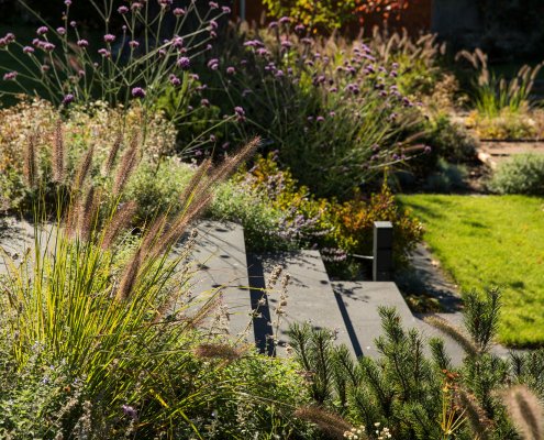 Stufen aus Beton, Gräser und Stauden im Garten