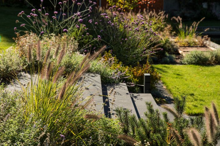 Stufen aus Beton, Gräser und Stauden im Garten