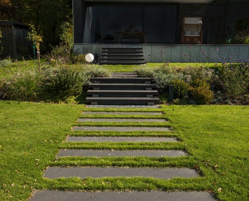 Stauden, Gräser und Betonstufen im Garten