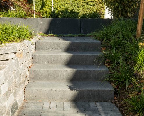 Treppe und Natursteinwand im Vorgarten