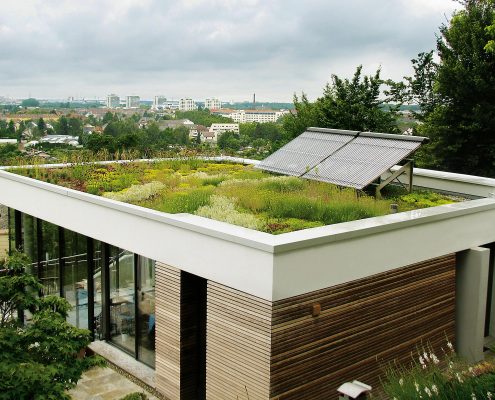 Dachgarten mit Solarpanelen